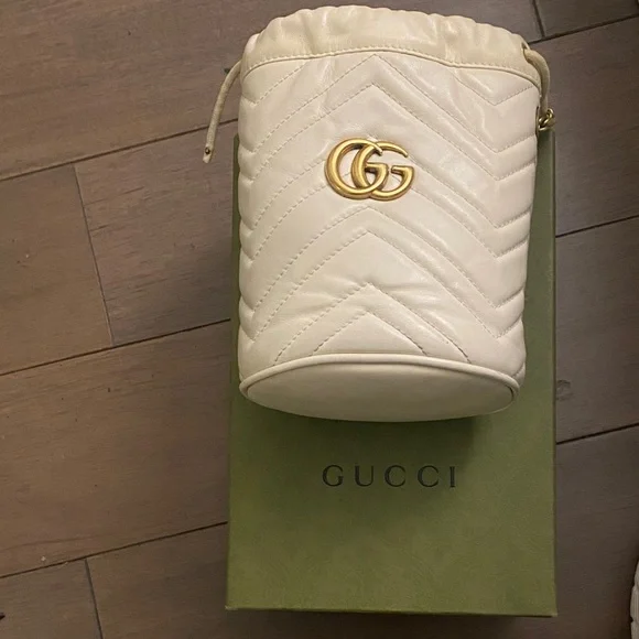 Gucci Cream Mini Bucket Bag with Gold Logo - Picture 5 of 9